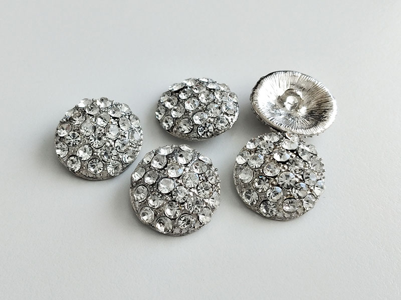Glamouröse Metallknöpfe, leicht gewölbt mit Strass besetzt, wunderbar glitzernd