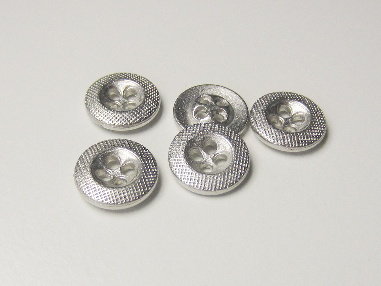 Kleiner Vierloch Metall Knopf mit Raster Muster