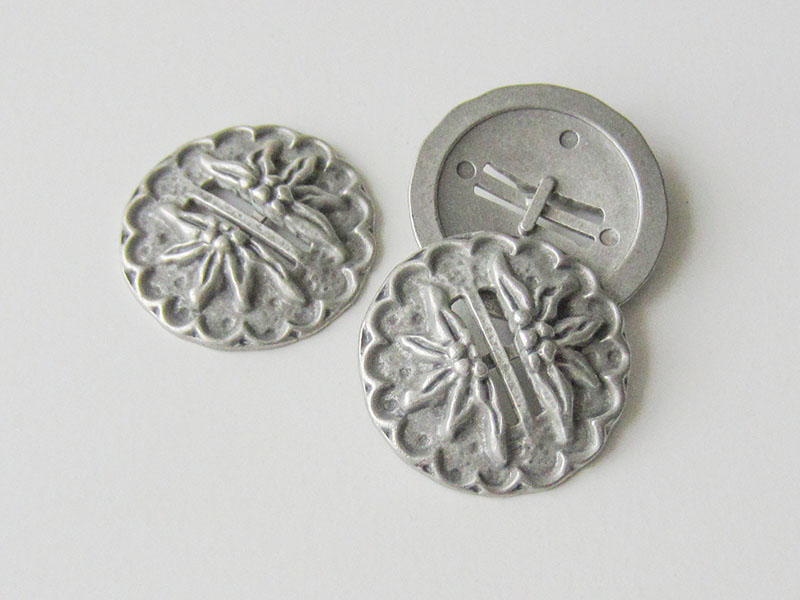 www.knopfparadies.de - 0551as - Altsilberfarbene Trachtenknöpfe aus Metall mit Edelweiß