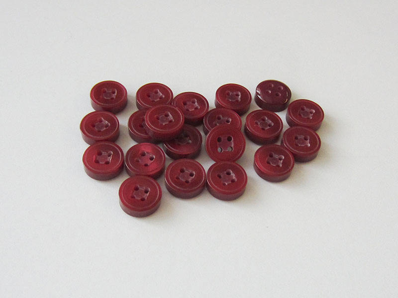 www.knopfparadies.de - 1553ro - Sehr günstige Knopfpackung mit 50 Blusenknöpfe in weinrot!