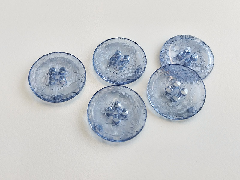 www.knopfparadies.de - 4140hb - Transparent hellblaue Kunststoffknöpfe mit floralem Muster