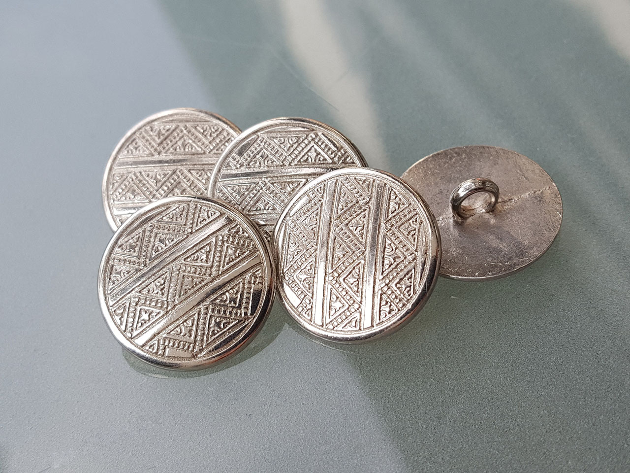 Metallknopf mit grafischem Muster