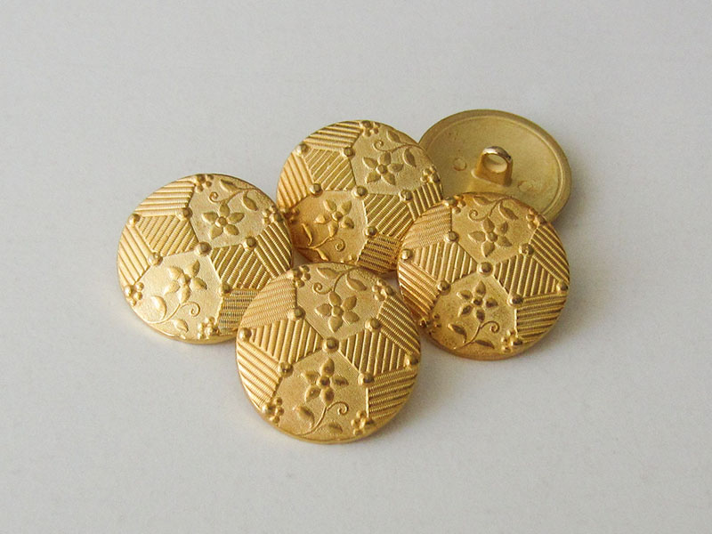 Besondere goldfarbene Metall Ösen Knöpfe mit Blumen & schraffierten Flächen