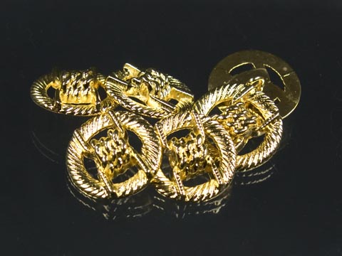 Goldfarbener Metallknopf mit Durchbruchmuster