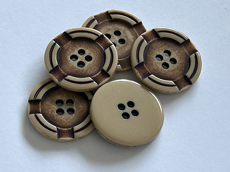 Kunststoffknöpfe beige braun 4-Loch mit dekorativem Ringmuster