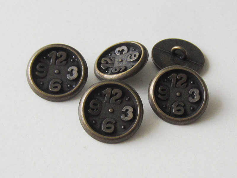 www.Knopfparadies.de - 0285am - Originelle Metallknöpfe in Altsilber mit Uhr Motiv
