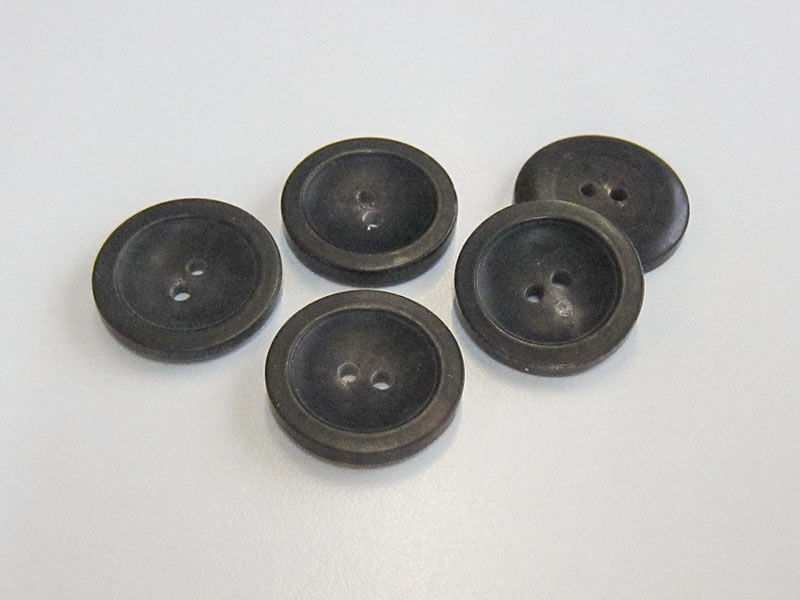www.knopfparadies.de - 5982tt - Dunkelbraune Büffelhornknöpfe mit zwei Löchern