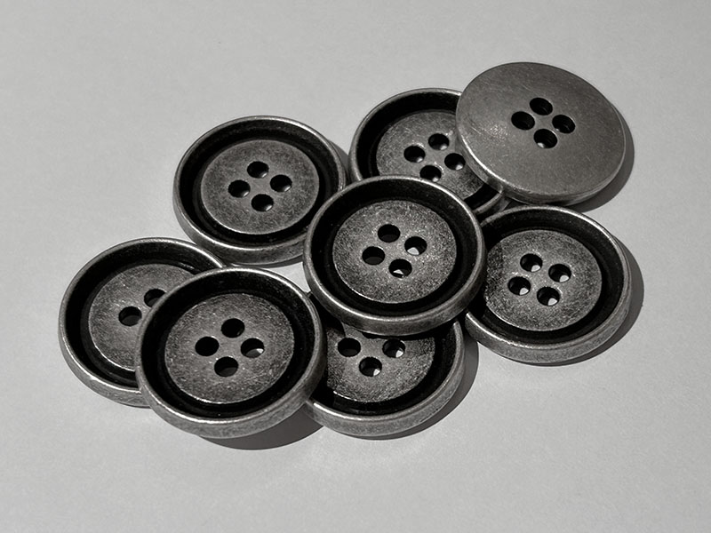 Altsilberfarbene Metallknöpfe im authentischen Vintage-Stil