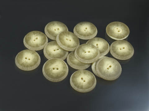 Interessanter beige-melierter Knopf
