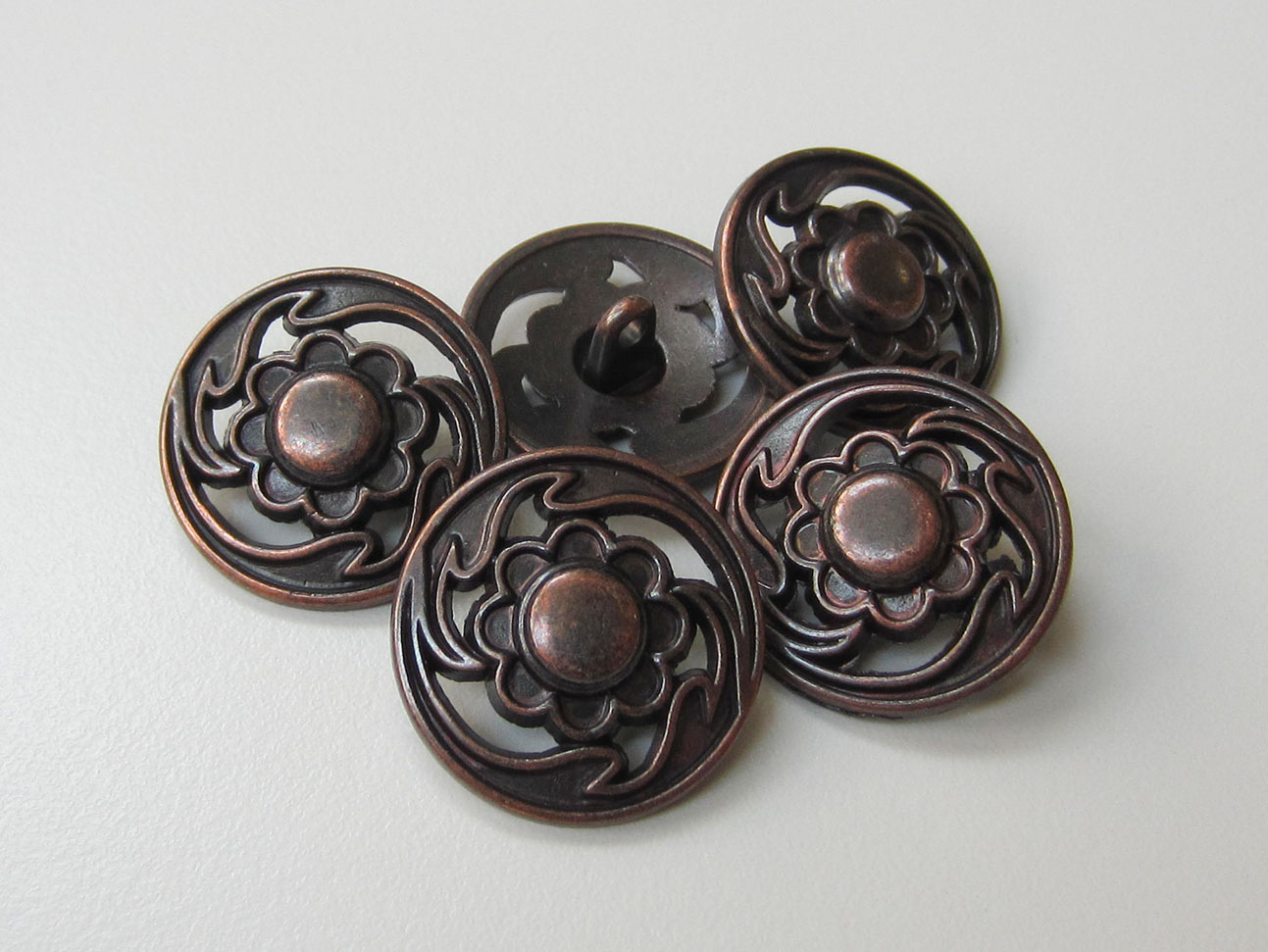 Nostalgischer Blumen Metall Knopf mit Durchbruch