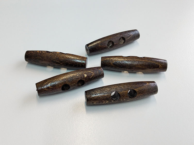Klassische, dunkelbraune Knebelknöpfe aus echtem Holz