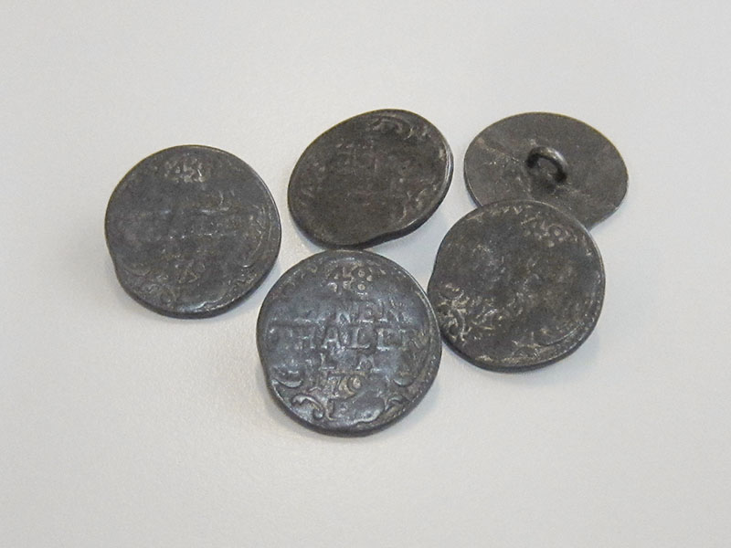 www.Knopfparadies.de - 0671ei - Ausgefallene dunkel eisenfarbene Münzeknöpfe aus Metall in Vintage-Optik