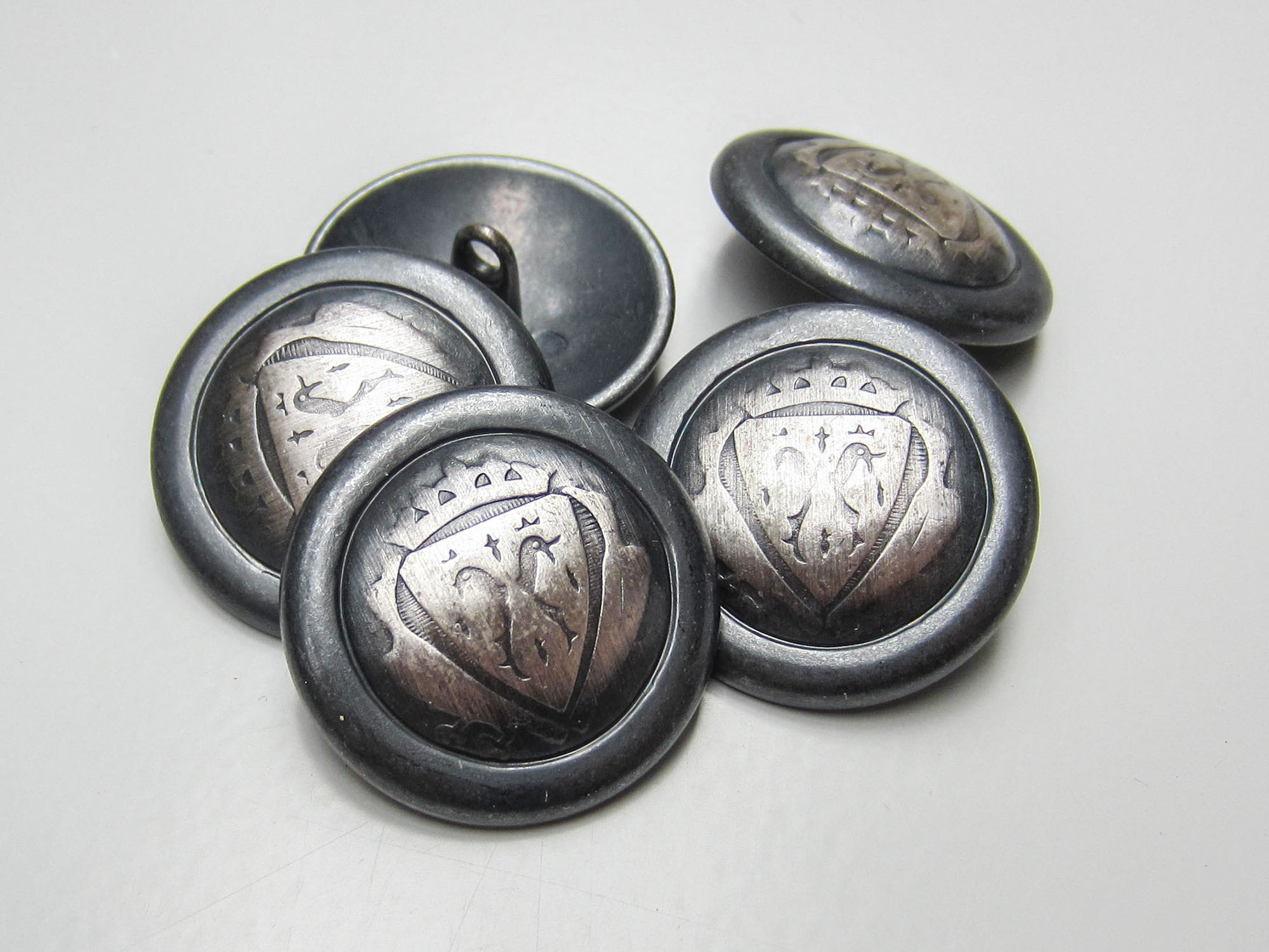 www.Knopfparadies.de - 0152ei - Alt wirkende Wappenknöpfe aus Metall