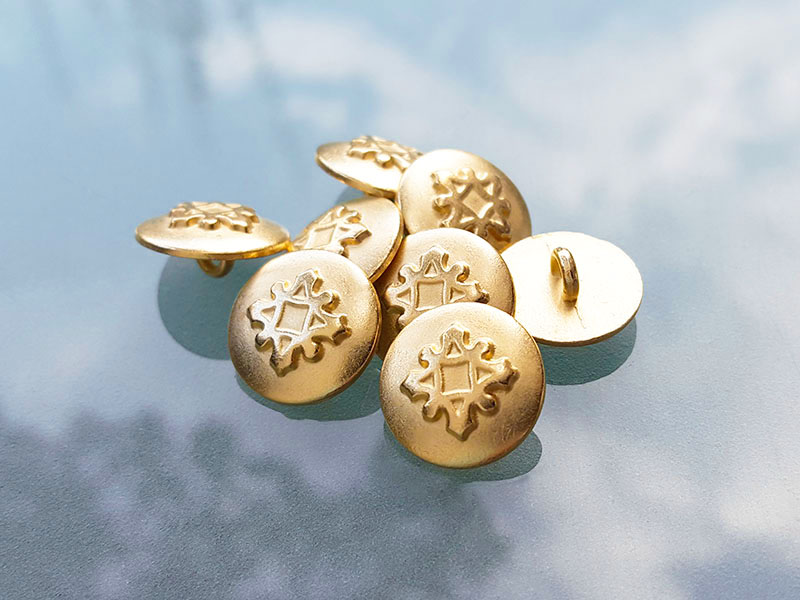 Eindrucksvoller kleiner goldfb. Metallknopf mit Symbol