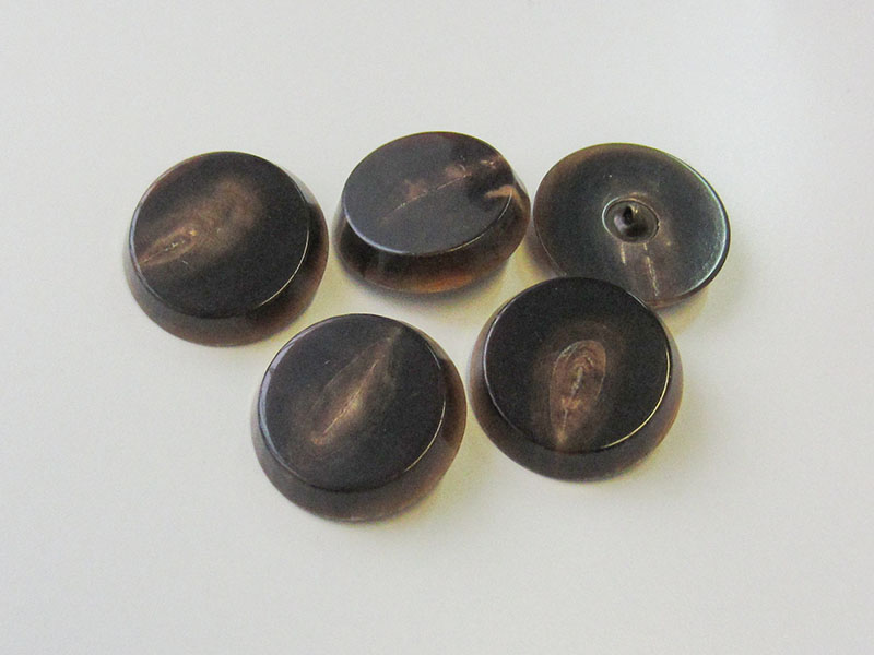 www.knopfparadies.de - 3246bf - Dunkelbraune Büffelhornknöpfe mit Öse