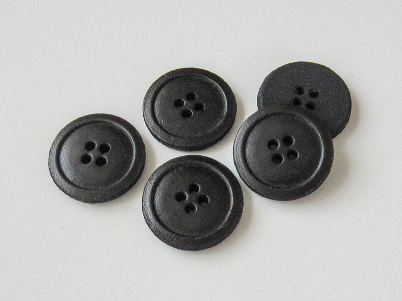 www.knopfparadies.de - 2513gs - Schwarze Lederknöpfe mit vier Löchern und schmalem Rand