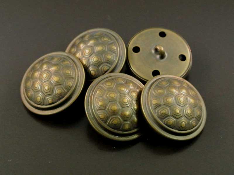 Knopf aus Metallblech wie aus dem Mittelalter