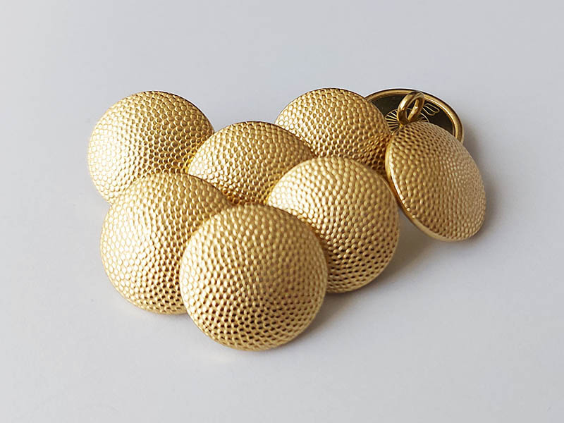 Goldfarbene Metallknöpfe mit gekörnter Oberfläche – 21 mm, Öse