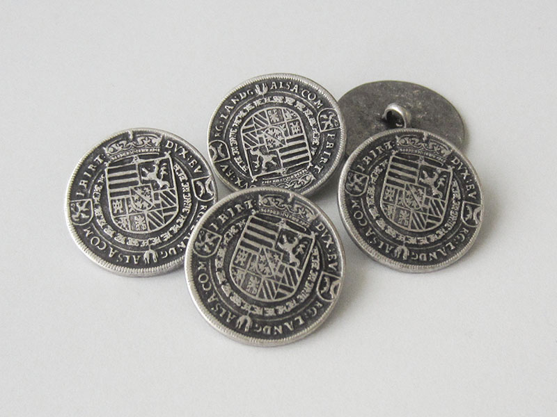 www.Knopfparadies.de - 0160as - Älter wirkende silberne Münzknöpfe aus Metall mit Wappen