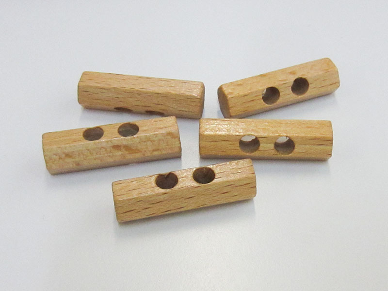 www.knopfparadies.de - h197h - Hellbraune / naturfarbene Knebelknöpfe aus Holz