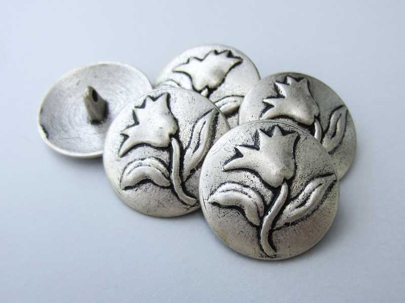 Altsilberfarbener Metallknopf mit Blumenmotiv