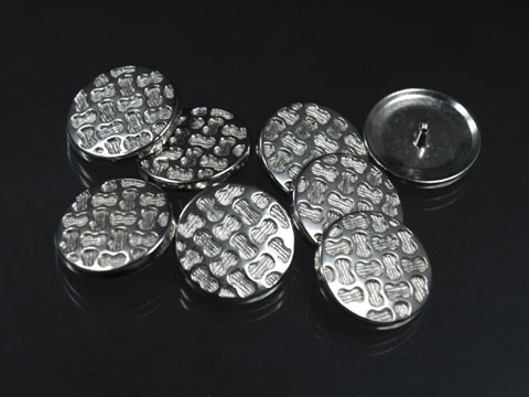 Silberfarbener Designerknopf mit tollem Muster