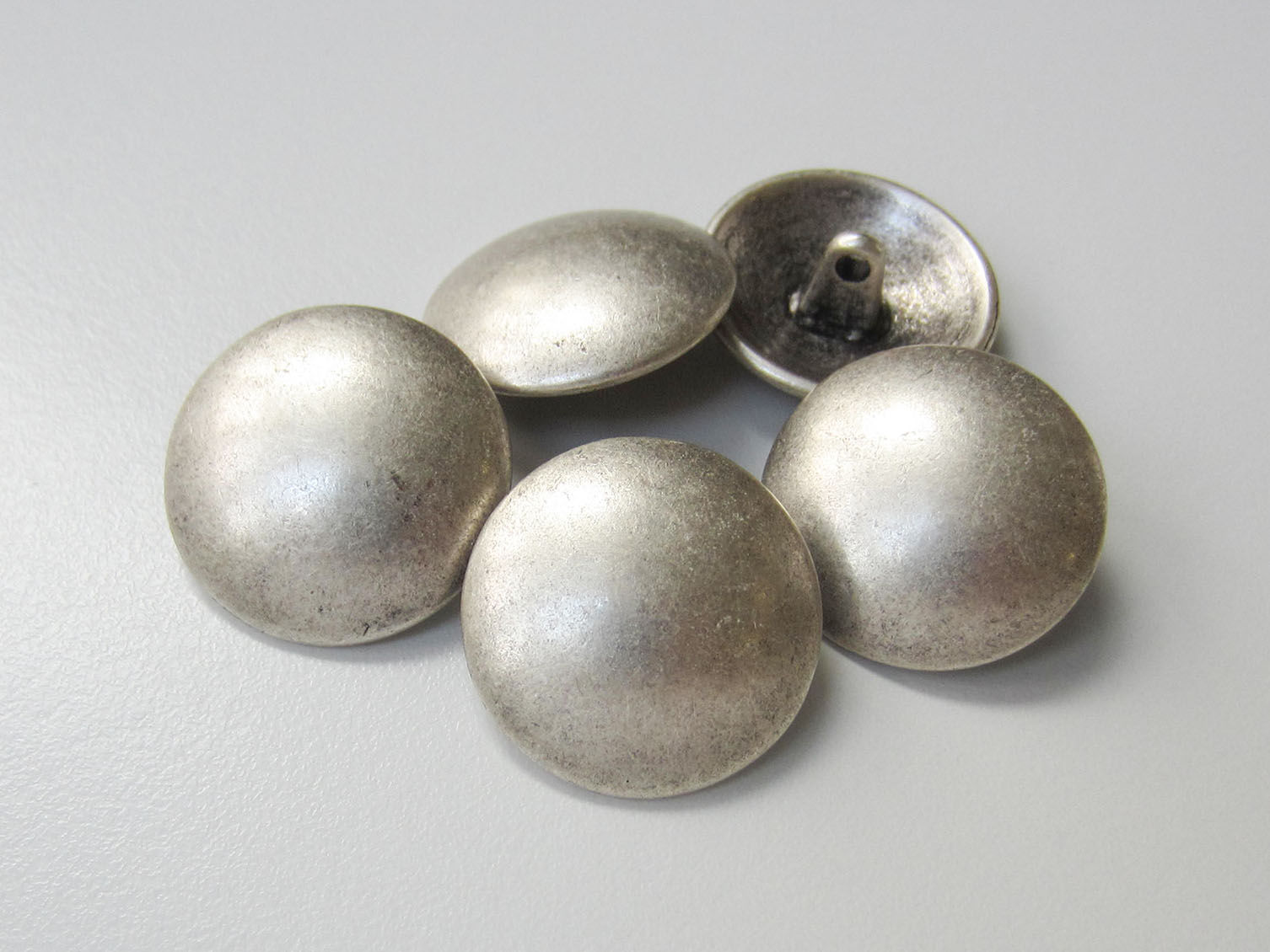 Altsilberfarbene Uniformknöpfe aus Metall