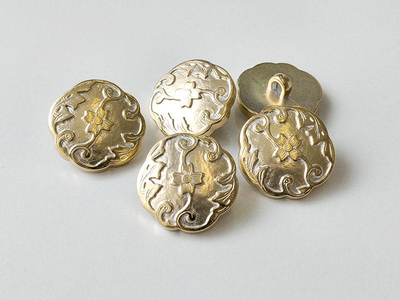 www.knopfparadies.de - 5447go - Goldfarbene Kunststoffknöpfe mit Blüten, Ranken, Blättern