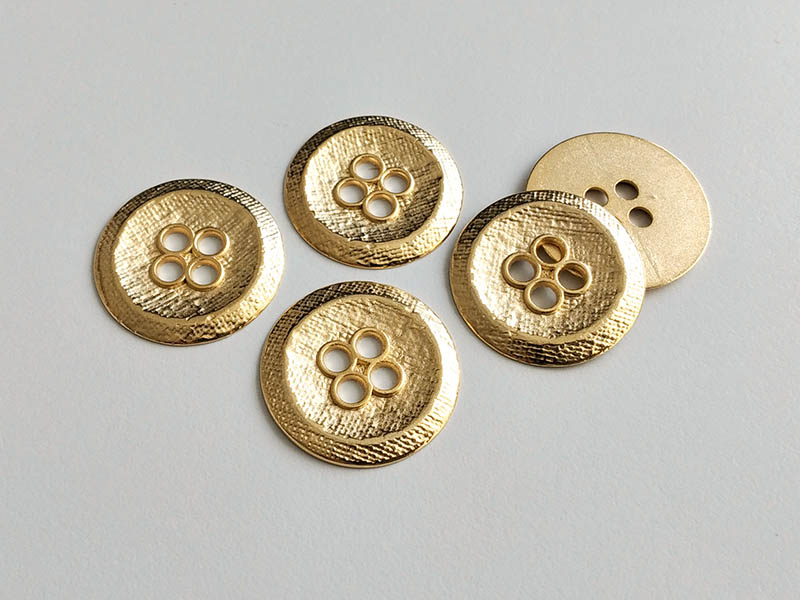 www.knopfparadies.de - 6455go - Goldfarbene Metallknöpfe mit vier Knopflöchern