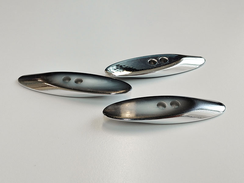 www.knopfparadies.de - 0248gs - Grau und glänzend silberfarbene Knebelknöpfe aus Kunststoff - B-WARE
