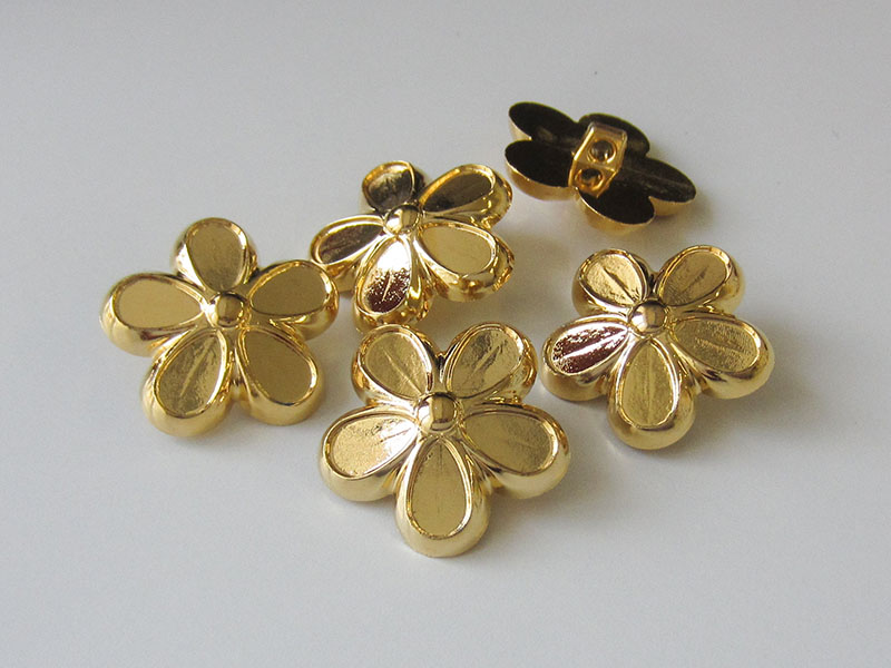 www.Knopfparadies.de - 5879gg - Große goldene Blumen Knöpfe aus Kunststoff