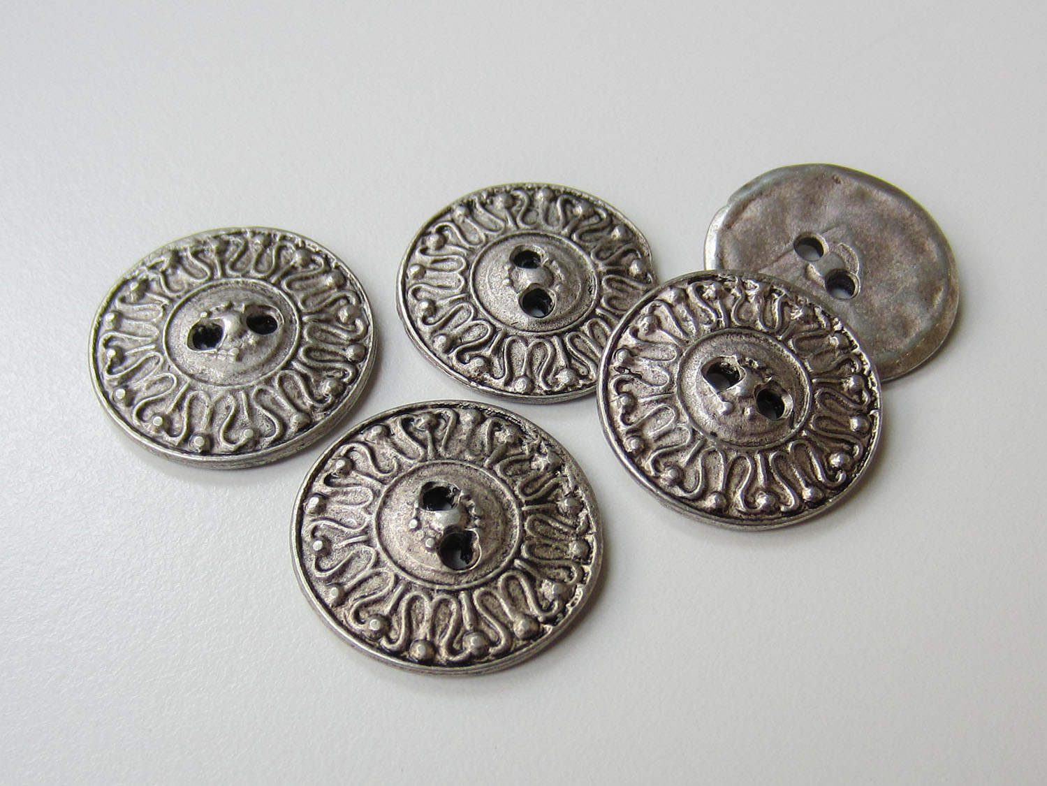 Altsilberfarbener Mittelalter Zweiloch Metall Knopf