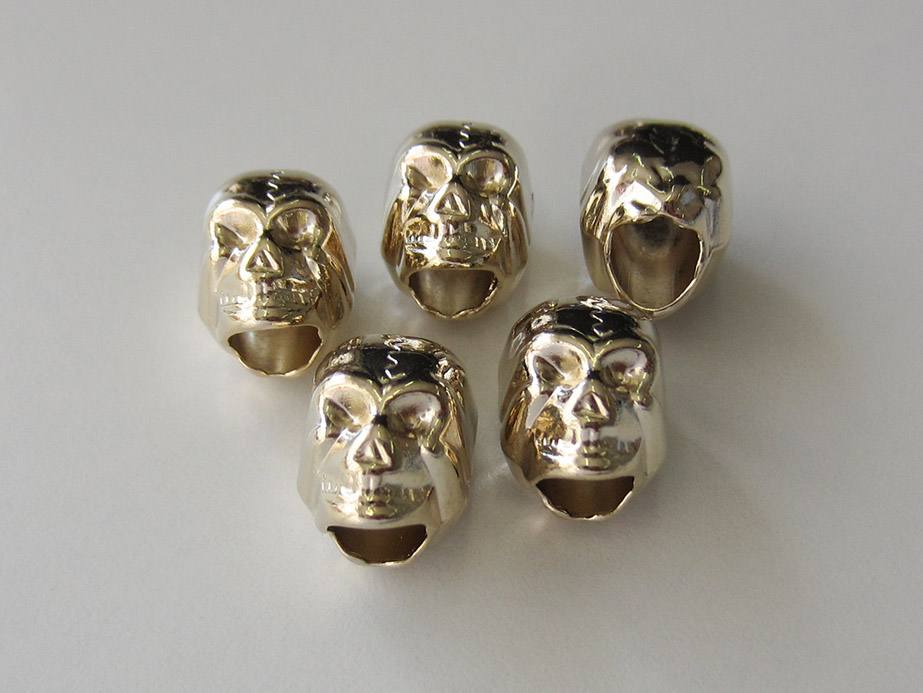 Goldfarb. Kordelstopper aus Metall  in Totenkopf Form