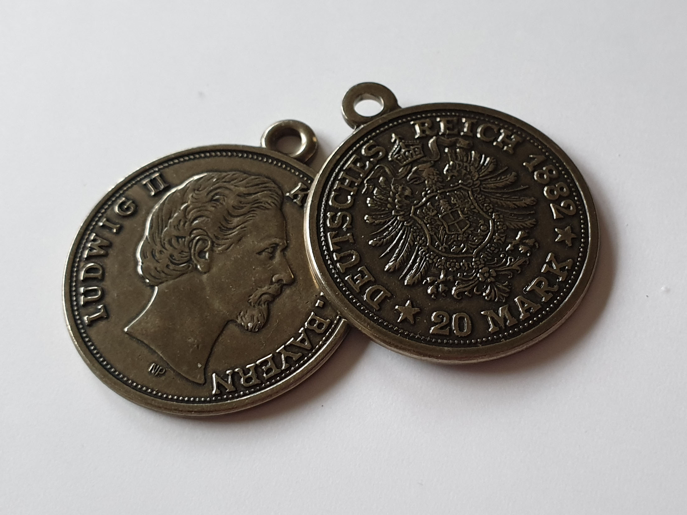 www.knopfparadies.de - 6015lu - Metallanhänger Charivari LUDWIG II Koenig V. Bayern