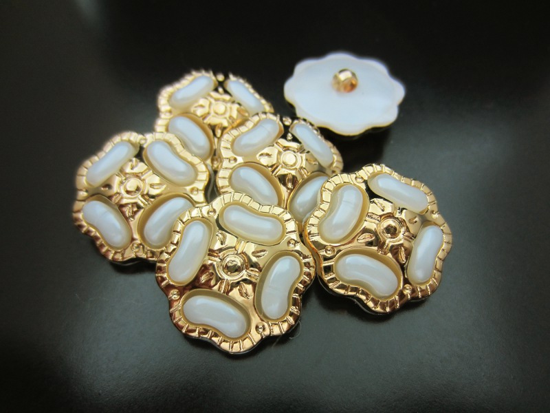 Glamouröser perlmuttartig weiß & goldfb. Schmuck Knopf
