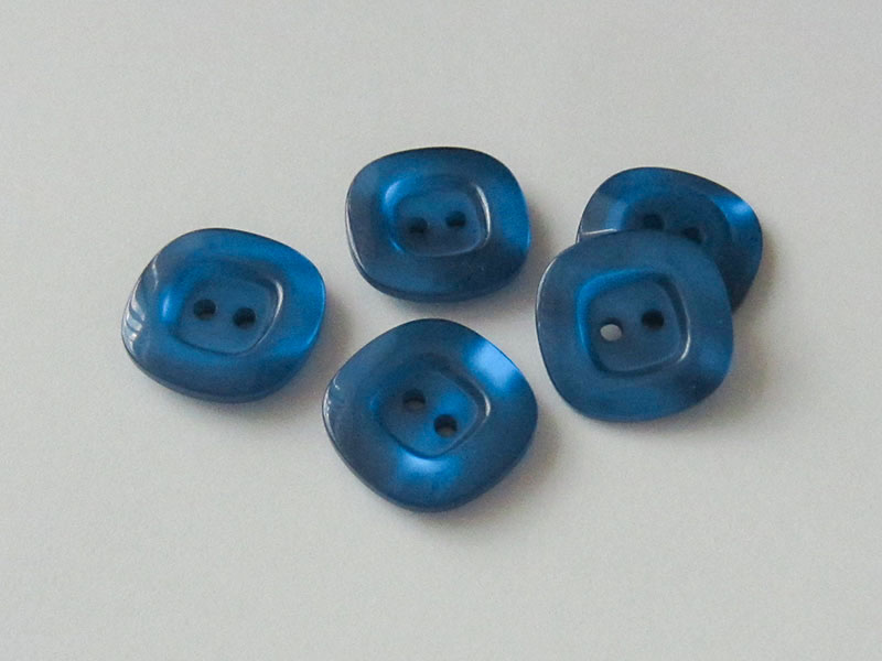 www.knopfparadies.de - 3581bl - Abgerundet viereckige Kunststoffknöpfe in blau schimmernd