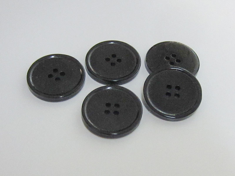 www.knopfparadies.de - 4278sc - Schwarze Kunststoffknöpfe mit vier Löchern - perfekt als Mantelknöpfe