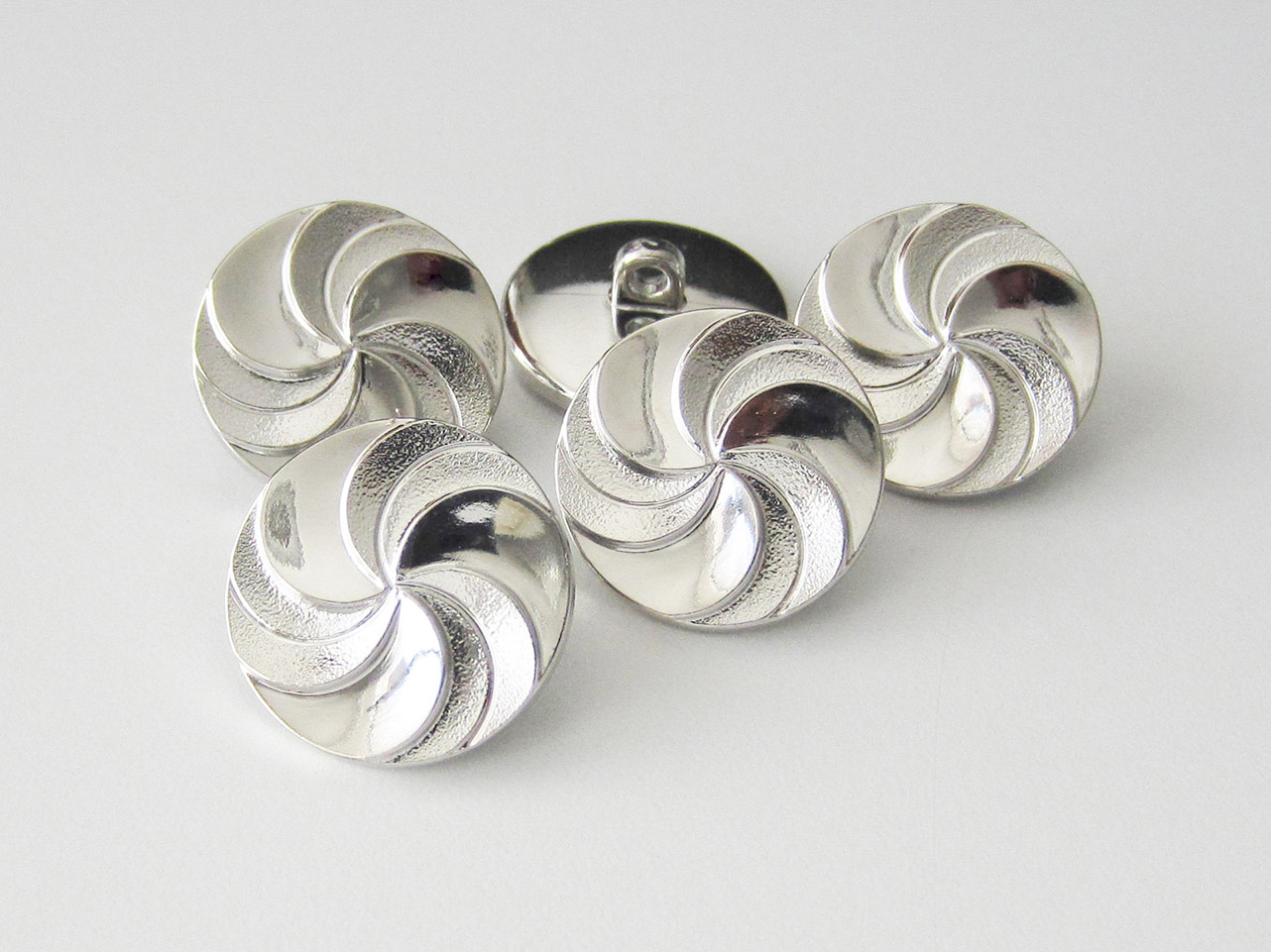 Metallic silberfb. Kunststoff Ösen Knopf mit Rosette
