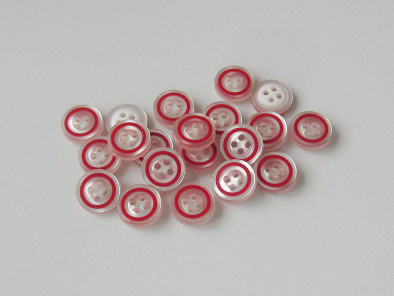 www.knopfparadies.de - 5931ro - Weiße Blusenknöpfe mit rotem Rand