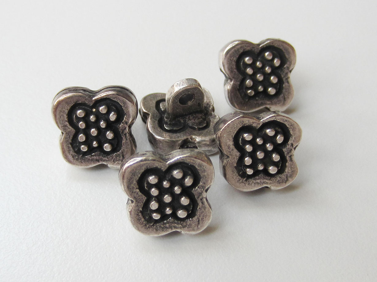 Eigenwilliger altsilberfb. Metall Knopf in Blumen Form