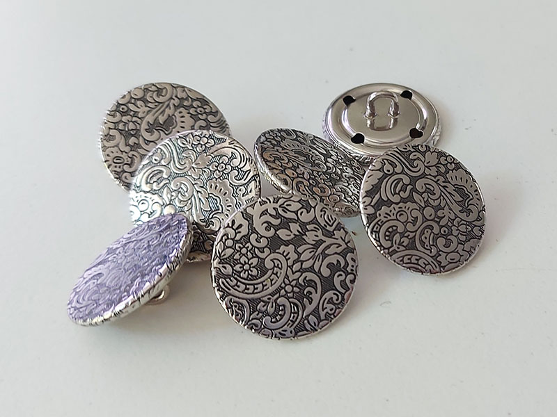 Knöpfe aus Metallblech mit beeindruckendem Blumenmuster- hochwertig & detailreich