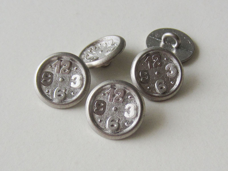 www.Knopfparadies.de - 0285si - Originelle Metallknöpfe in Altsilber mit Uhr Motiv