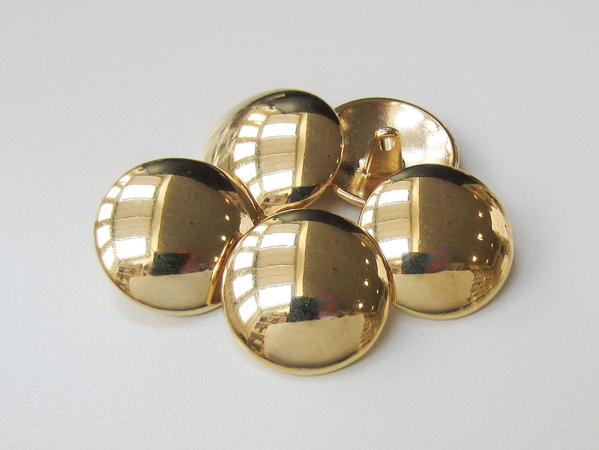 Glänzend goldfarbene Uniformknöpfe aus Metall