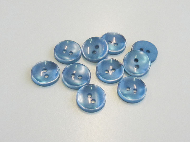 www.Knopfparadies.de - 5961mb - Schillernde kleine Zweiloch Kunststoffknöpfe in Mittelblau