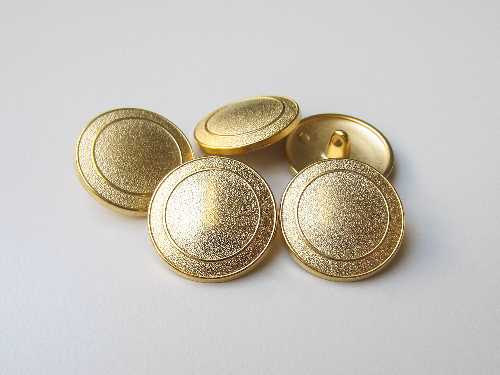 Eleganter goldfarben strukturierter Ösen Metall Knopf