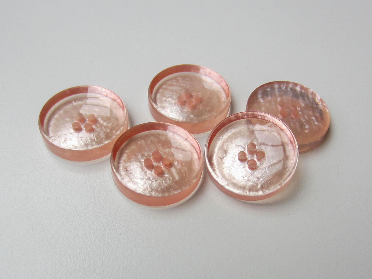 Elfenhafter Knopf in rosa mit Perlmuttschimmer