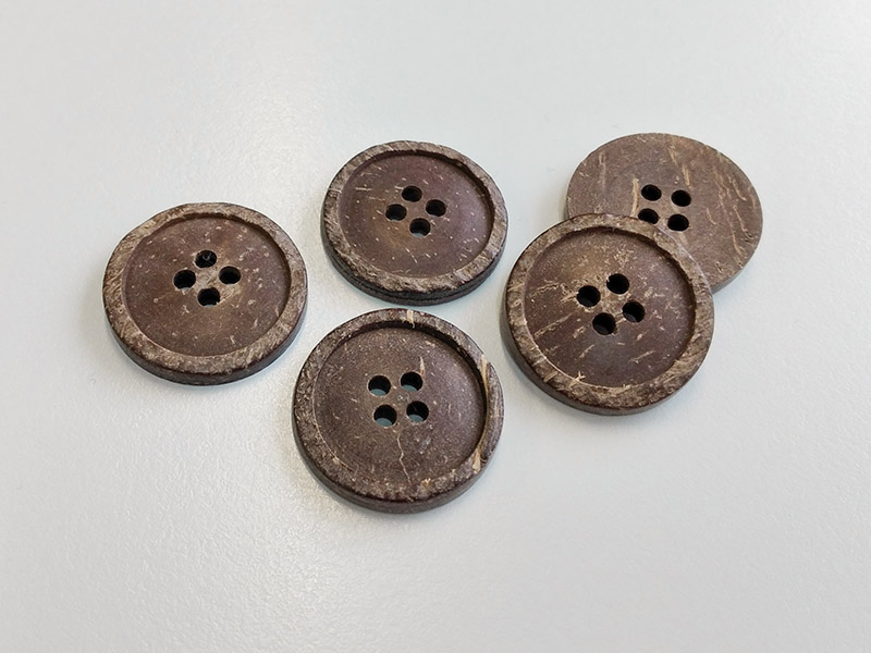 www.knopfparadies.de - 6301ko - Kokosnussknöpfe mit vier Löchern und abgesetztem Rand