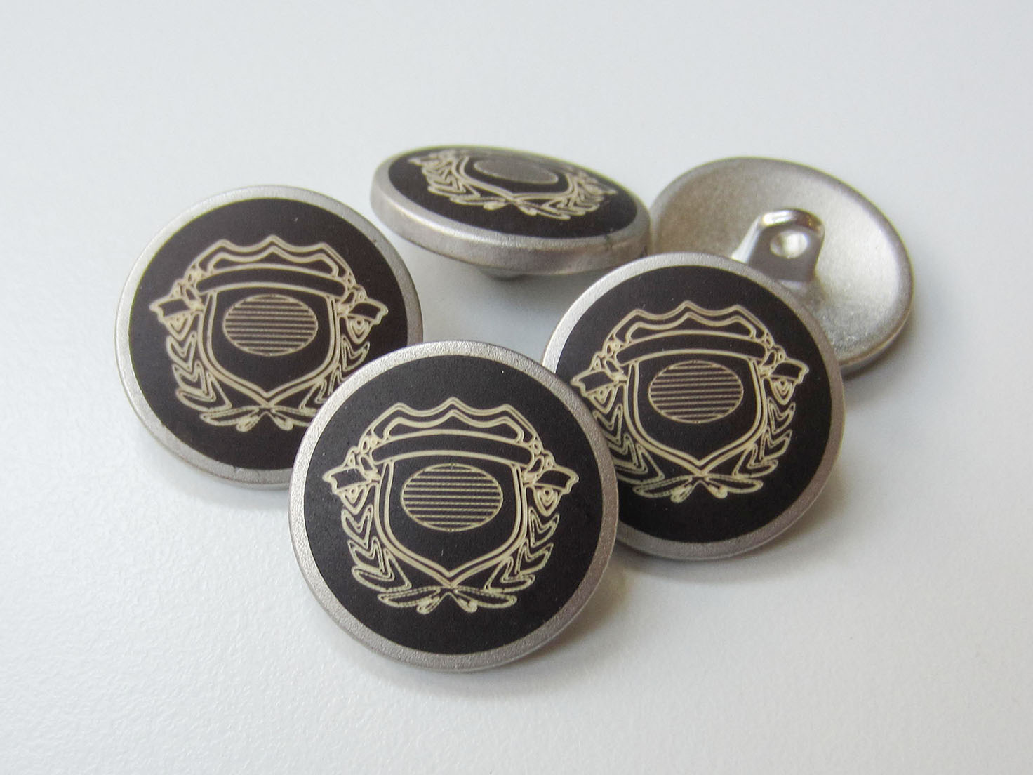 Braun silberfb. Metall Knopf mit naturweißem Wappen
