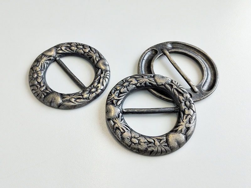 www.knopfparadies.de - 6903as - Altsilberfarbene, schwere Metallschnalle mit Blüten- und Herzmuster