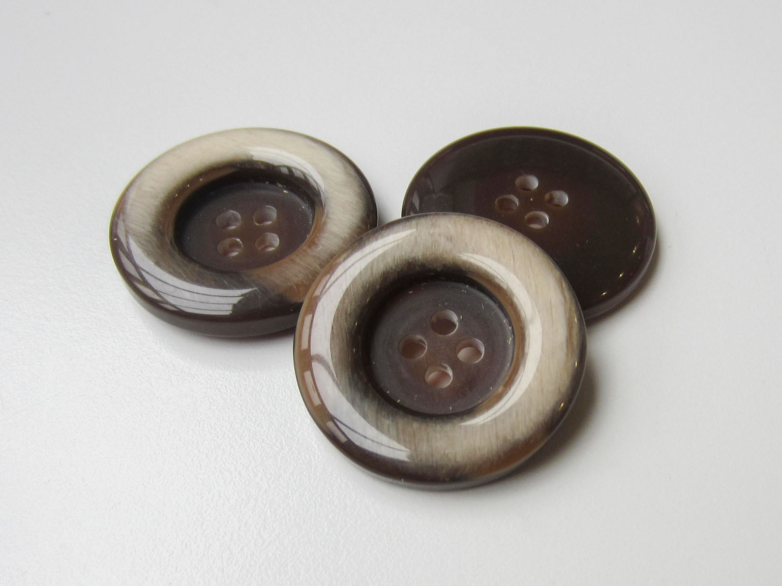 Edler beige brauner Knopf m. Wulstrand in Horn Optik